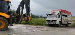 Artova'da sağanak nedeniyle tarlada mahsur kalan aile kurtarıldı