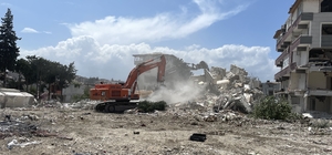 Depremlerden etkilenen Hatay'da ağır hasarlı binaların yıkımı sürüyor