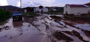 Kırıkkale'de sağanak nedeniyle dereler taştı, ev ve ahırları su bastı