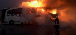 Burdur'da seyir halindeyken alev alan yolcu otobüsü kullanılamaz hale geldi