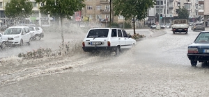 Kırşehir'de sağanak hayatı olumsuz etkiledi