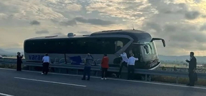 Manisa'da bariyere çarpan yolcu otobüsünün muavini öldü