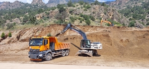Afyonkarahisar-Denizli kara yolunda heyelan nedeniyle ulaşım tek şeritten s...
