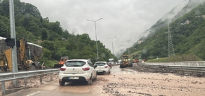 Trabzon'da sağanak hayatı olumsuz etkiledi