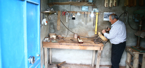 Köyündeki atölyesinde 34 yıldır el işçiliği ile kemençe yapıyor