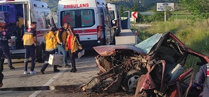 Burdur'da refüje çarpan otomobildeki 3 kişi yaralandı