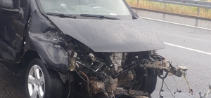 Balıkesir'de bariyerlere çarpan hafif ticari araçtaki bir çocuk öldü, 4 kiş...