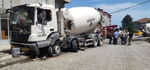 Kastamonu'da freni patlayan ve eve çarpmak üzere olan beton mikserini sürüc...