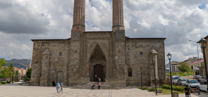 İbrahim Hakkı'nın bilimsel çalışmaları talebe okuttuğu Çifte Minareli Medre...