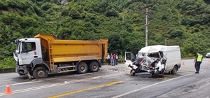 Giresun'da kamyon ile minibüsün çarpıştığı kazada 1 kişi öldü