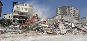 Hatay'da ağır hasarlı binaların yıkımı sürüyor