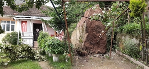 Ordu'da yamaçtan kopan kaya kütlesi eve zarar verdi