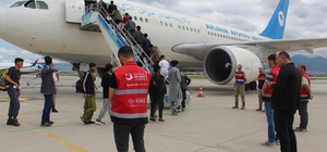 Erzurum'dan Afganistan uyruklu 229 düzensiz göçmen sınır dışı edildi