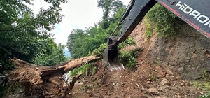 Ordu'da üç ilçenin bağlantı yolu heyelan nedeniyle ulaşıma kapandı