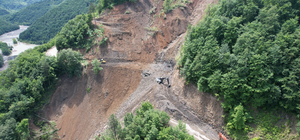 Bozkurt'ta heyelan nedeniyle yaklaşık 300 metre kayan yol onarılarak ulaşım...