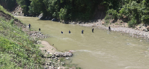 Giresun'da ahşap kulübesi heyelan altında kalan kişiyi arama çalışmaları devam ediyor