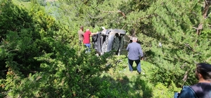 Erzurum'da devrilen otomobildeki kalp krizi geçiren kişi öldü, 2 kişi yaralandı