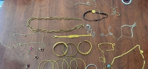 Erzurum'da gençlerin bulduğu 500 bin liralık altın polisle sahibine verildi