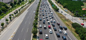 İzmir'de tatil beldelerine giden yollarda uzun araç kuyrukları oluştu