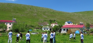 UYAFA Ardahanlı çocuklara bayramda forma hediye etti