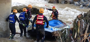 Giresun'da kulübesi heyelan altında kalan kişiyi arama çalışmaları sürüyor