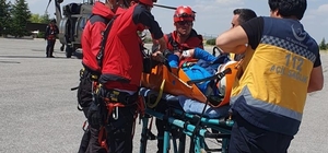 Aladağlar'da tırmanış sırasında ayak bileği kırılan dağcı, askeri helikopte...