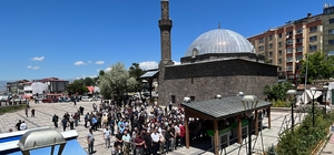 Erzurum'da başına parke düşmesi sonucu ölen çocuğun cenazesi defnedildi