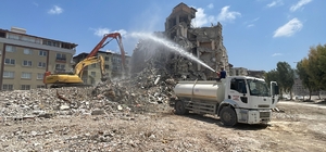 Hatay'da ağır hasarlı binaların yıkımı sürüyor