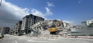 Hatay'da ağır hasarlı binaların yıkımı sürüyor