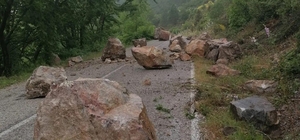 Kütahya'da kara yoluna düşen kayalar ulaşımı aksattı