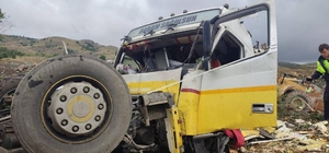 Yozgat'ta devrilen tırın şoförü yaralandı