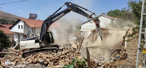 Depremlerden etkilenen Çelikhan'da ağır hasarlı binaların yıkımına başlandı