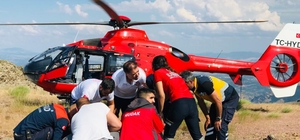 Tunceli'de ayak bileği kırılan kişi ambulans helikopterle hastaneye kaldırıldı