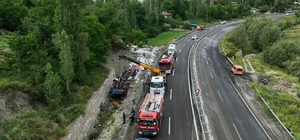 Erzurum'da devrilen plastik ham maddesi yüklü tırın sürücüsü öldü