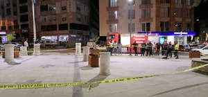 Burdur'da bir kişi, kız kardeşi ile arkadaşını bıçakla yaraladı