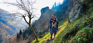 Trabzon'da felçli eşini sırtında taşımak zorunda kalan kadının yol isteği y...