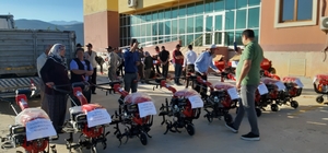 Tufanbeyli İlçe Tarım Müdürlüğü yem kırma ve çapa makinesi dağıttı