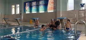 Havuza kavuşan Patnoslu çocuklar hem serinliyor hem de yüzme öğreniyor