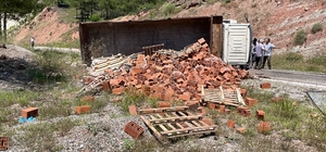 Karabük'te devrilen tuğla yüklü kamyondaki yolcu yaralandı