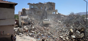 Depremlerden etkilenen Çelikhan'da ağır hasarlı binaların yıkımı sürüyor