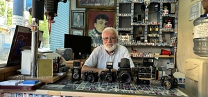 Müşterilerinin vesikalık fotoğraflarını 38 yıldır dükkanında sergiliyor