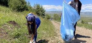 Ardahan'da gönüllü gençler ormanda çöp topladı