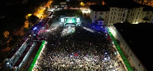 Şarkıcı Mustafa Ceceli Niğde'de konser verdi