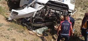 Ağrı'da şarampole yuvarlanan tırın sürücüsü öldü