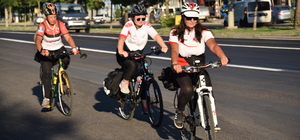 Bisiklet tutkunu 3 kadın, farkındalık için Güneydoğu turunda pedal çeviriyo...