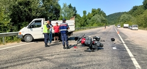 Sinop'ta kamyonetle çarpışan motosikletin sürücüsü yaralandı