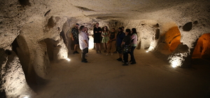 Kapadokya'da turistler aşırı sıcaklar nedeniyle rotalarını yer altı şehrine...