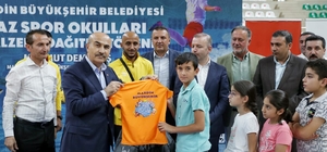 Mardin'de yaz spor okulu öğrencilerine malzeme dağıtımı yapıldı