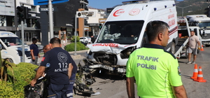 Denizli'de hasta taşıyan ambulansla otomobilin çarpışması sonucu 4 kişi yar...