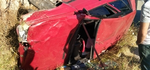 Orhaneli'de istinat duvarına çarpan otomobildeki 2 kişi yaralandı